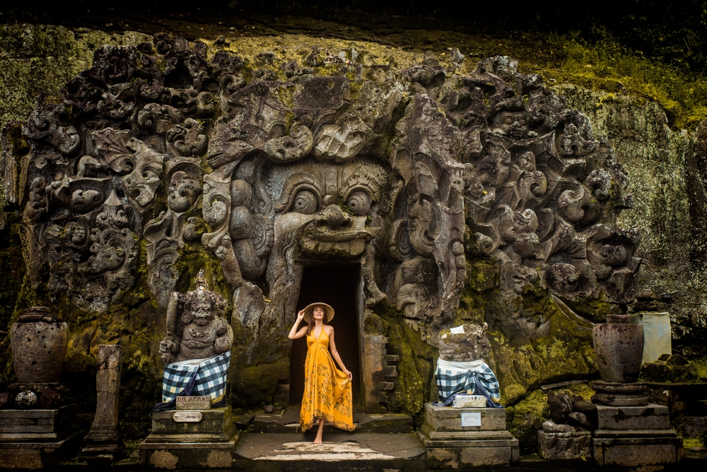 Beautiful,Woman,In,Old,Hindu,Temple,Of,Goa,Gajah,Near